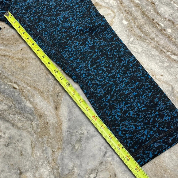 Like New Lululemon Wunder Under Crop (Hi-Rise) (21")
Iced Wave Capri Black W 8 - Picture 12 of 13